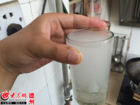 刚接入杯中的自来水呈现乳白色.jpg