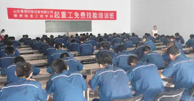 简易游娱乐- 易游体育官网- 易游体育APP约大气家政服务公司海报设计