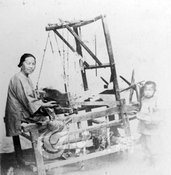 1890年，武城农民织布。脚蹬控制经线变交。纬线在梭子牵引下反复交织，形才成布匹，缠于一个木轴上。织布时一般二人操作。一人织布，一人倒芦管，就是把线缠绕在芦管上，芦管放在梭子里作纬线用.jpg