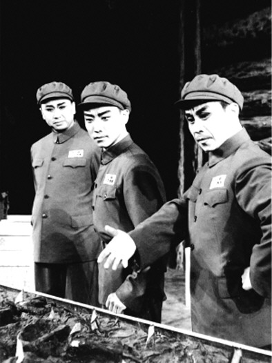 1964年《奇袭白虎团》剧照.左起:殷宝忠,宋玉庆,方荣翔.