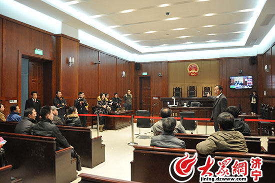 济宁:法制宣传日网友"零距离"接触法官风采