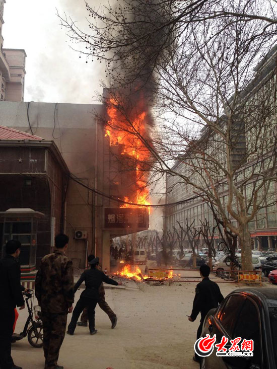 济南和平路一临街商铺突发火灾 记者现场滚动播报