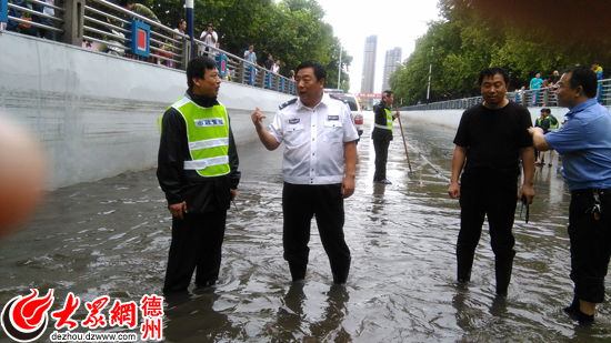 暴雨中,德州交警与你在一起