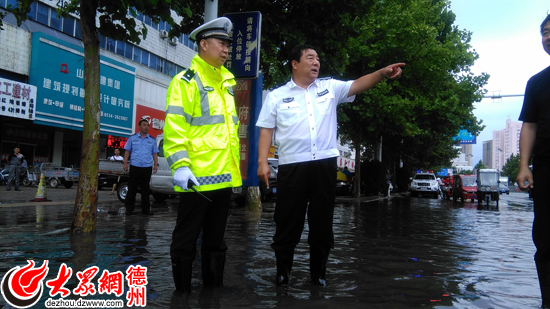 暴雨中,德州交警与你在一起