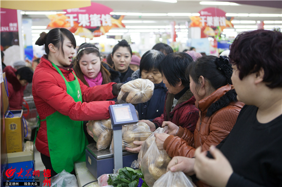 这是位于德州经济开发区的一家超市搞促销活动,市民排队抢购的场景之