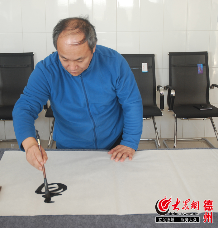 德州书法名家进校园 墨香飘逸弘扬传统文化