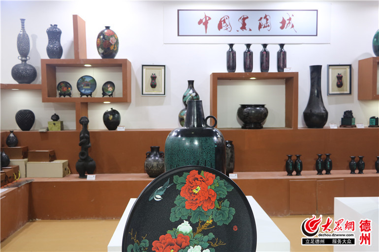 德州展区的工作人员现场演示黑陶制作工序