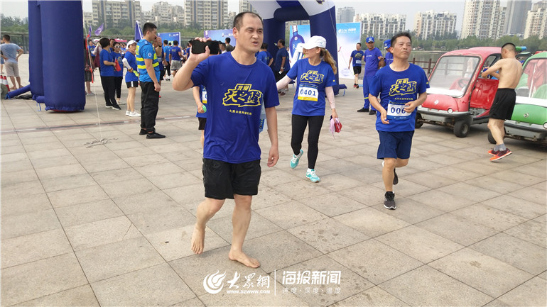 德州乐跑活动中的"赤脚大仙:赤足跑完十公里