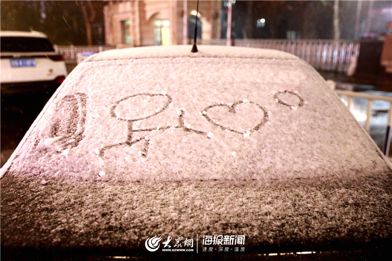德州市民在车窗上作画,"表白"今冬初雪