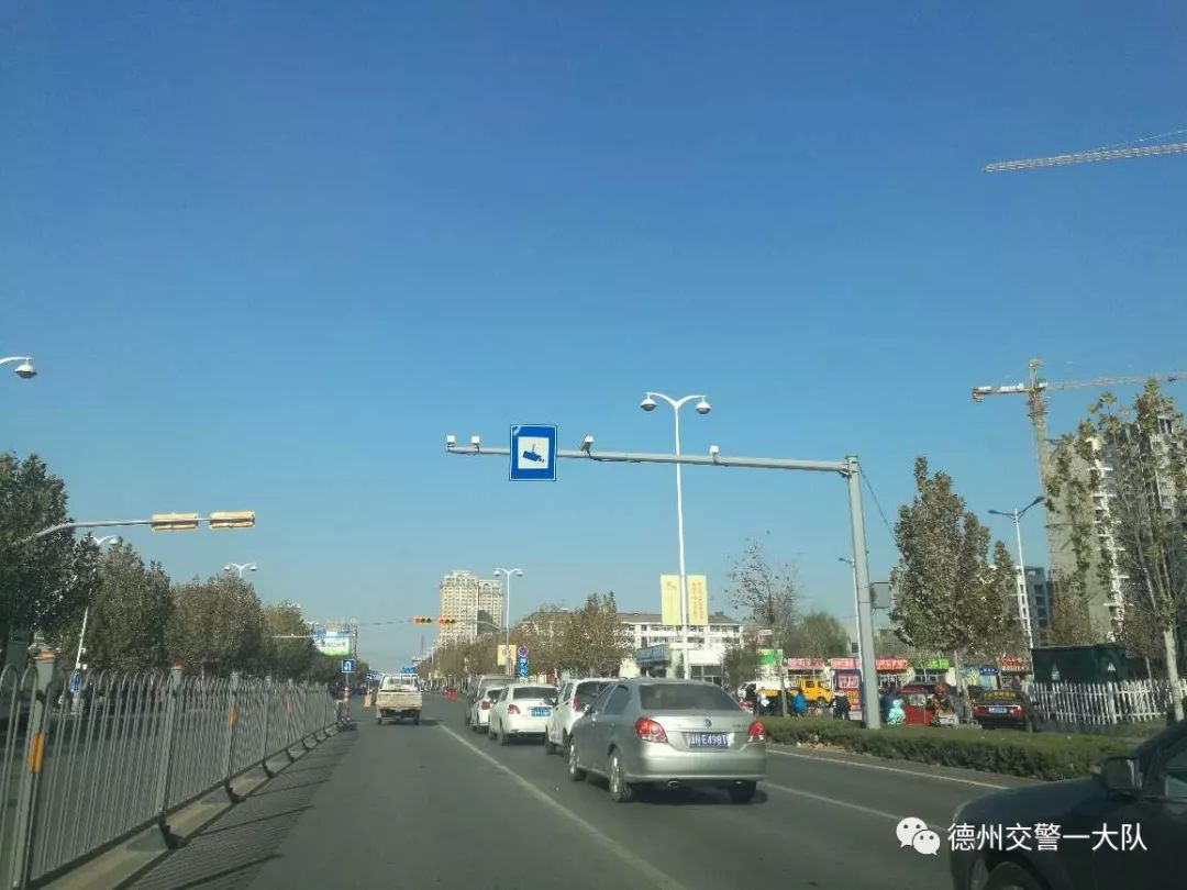 对机动车闯红灯,   不按导向车道行驶,压线,   大货车闯禁行区域等