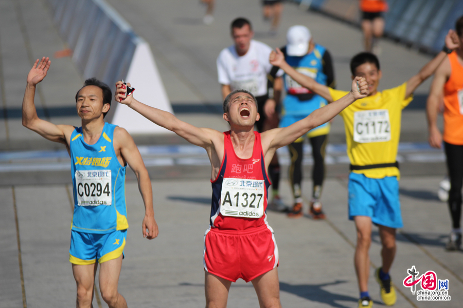 高清:2013北京国际马拉松赛全纪实