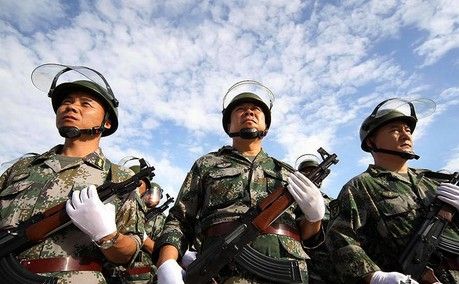 新疆维稳反恐演练现场实拍武警荷枪实弹