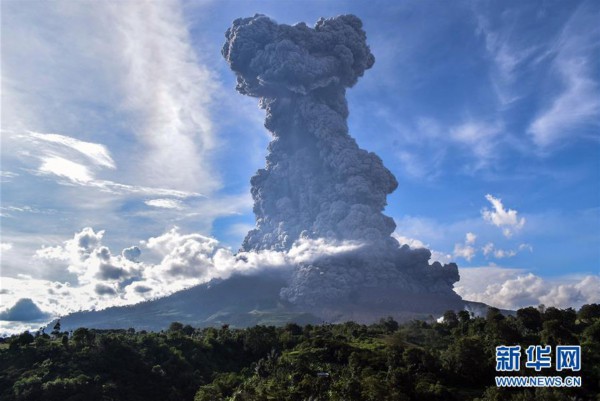 6月9日,在印度尼西亞北蘇門答臘省卡羅縣,錫納朋火山噴出大量火山灰