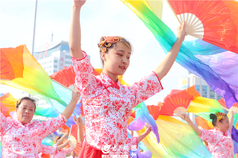 宁津县代表队节目《喜气洋洋》以东北秧歌手绢舞为基础,融合现代