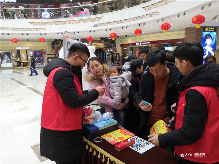 "海报新闻"地推活动走进德州万达广场,萌"海豹"充气人偶现场吸睛无数