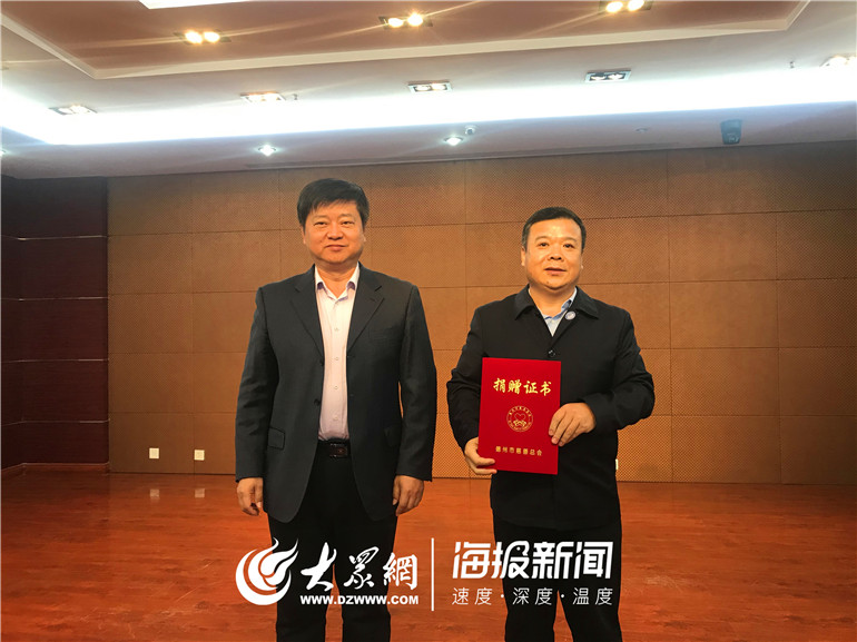 德州市委統戰部副部長,市工商聯黨組書記趙金剛(右)向北京德州企業