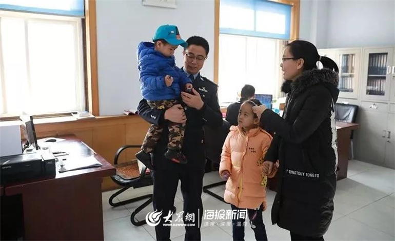 特殊的全家福德州公安民警的亲人这样探班