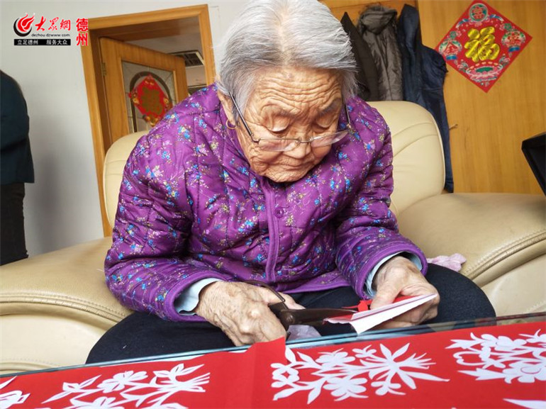一剪12年德州92岁老寿星巧手剪出幸福花