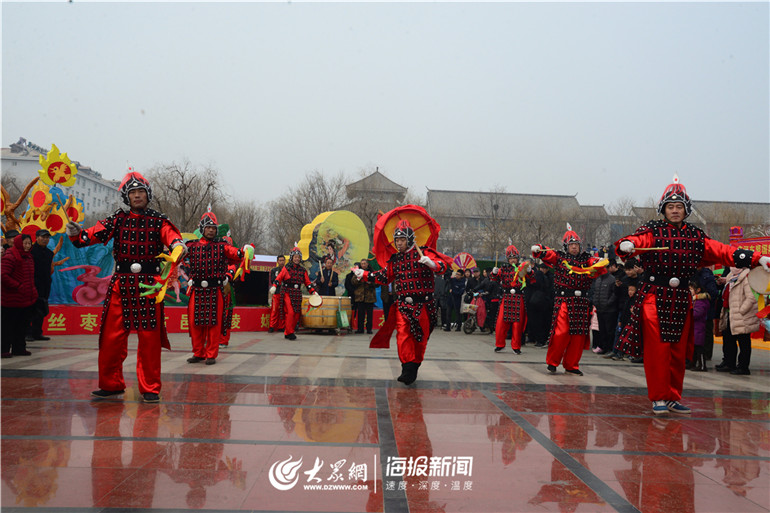 第二个工作日,随着一阵激昂的锣鼓声,德州董子文化街庙会正式拉开帷幕